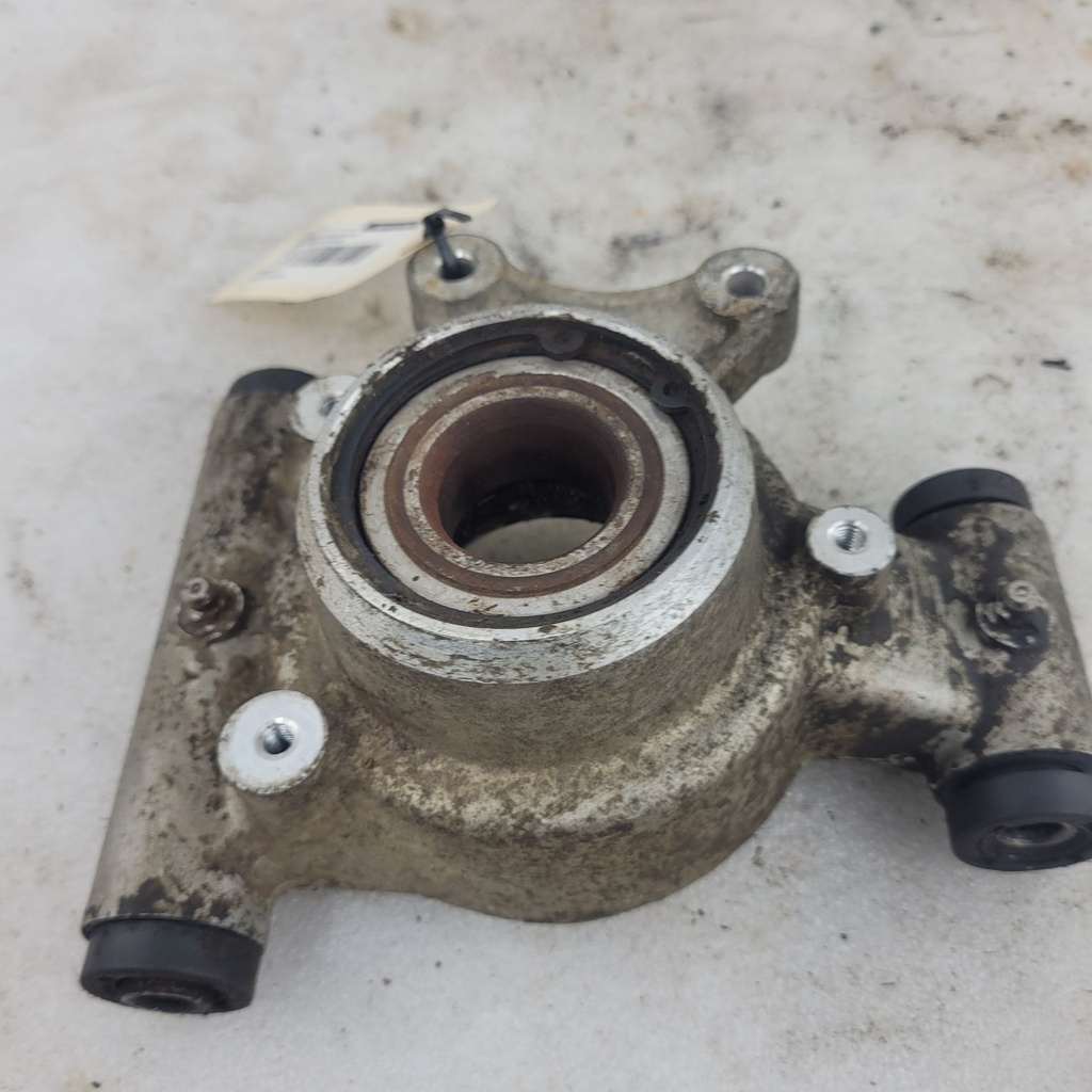 holder,rear wheel shaft(rh)