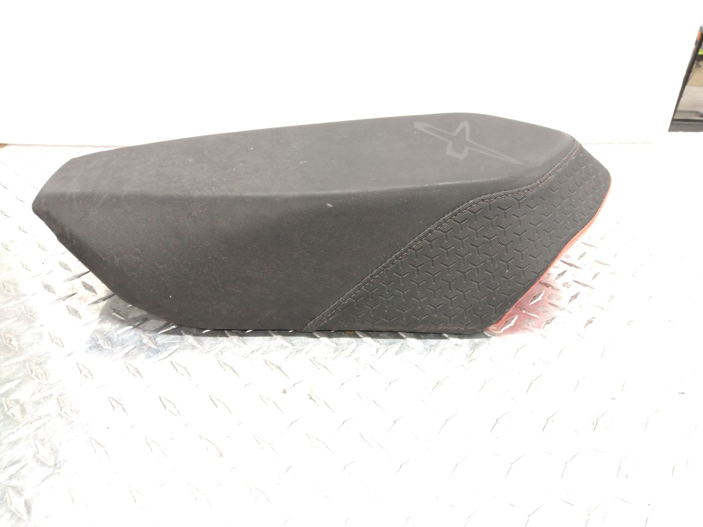 (new ref. 510006467) seat cover can-am red