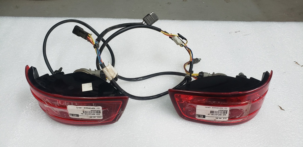 REFLECTOR ASSEMBLY, RIGHT